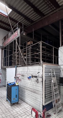 1 Regalanlage Schäfer, ca. 4x8 m, 3-etagig mit 2 Treppenaufgängen und Fachbodenregal, ca. 80 lfd. m, Stecksystem sowie 1 Metallwerkzeugschrank